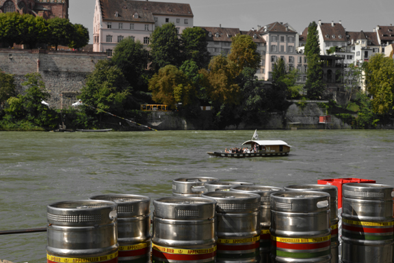 Fûts de bière au bord du Rhin à Bâle