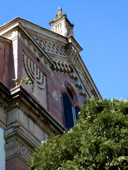 Menorah, chandelier à sept branches, sur la façade de la synagogue de Mulhouse