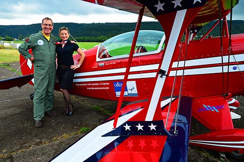 Le pilote Jean-Louis Lepage et sa pin up