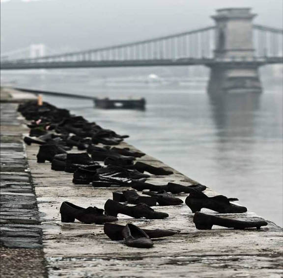 Chaussures sur la rive du Danube par Can Togay et Gyula Pauer, Budapest, Hongrie