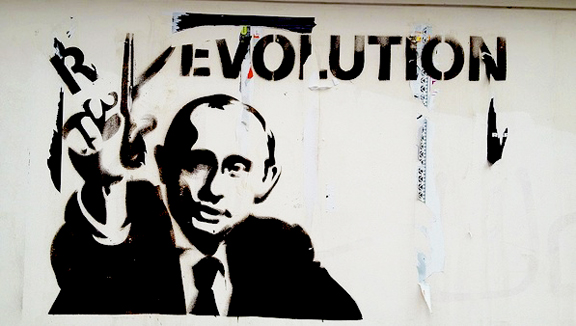 Ce graffiti, d'un auteur inconnu publié par Nomobullshit représente Vladimir Poutine, coupant la lettre R de "Révolution", donnant ainsi le mot "Évolution"