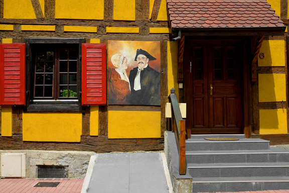 Couple sundgauvien sur une maison à colombage à Dannemarie Alsace