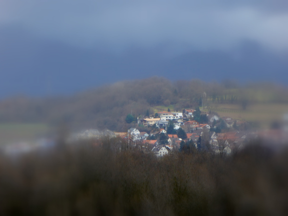 Vue d’Alsace sur le village de Rheinweiler sous la brume au Pays de Bade