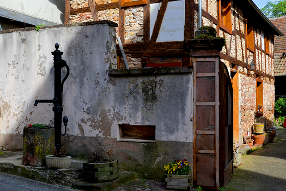 Vieille fontaine à Hunawihr en Alsace