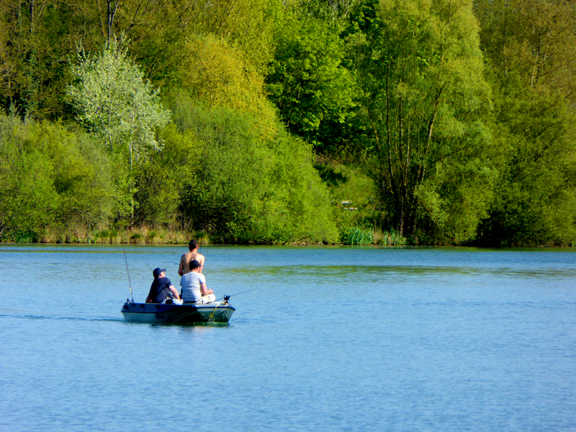 Barque de pêcheurs sur le Canal du Rhône au Rhin à Petit-Landau en Alsace 