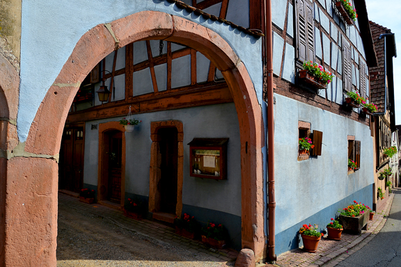 Porche d'entrée d'une maison à Hunawihr en Alsace