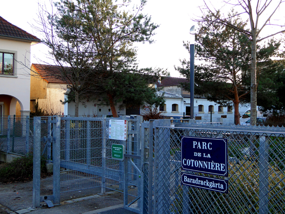 Filature du père d'Alfred, Raphaël Dreyfus en 1862, rue Lavoisier à Mulhouse devenue la Cotonnière en 1928. Le parc porte le nom alsacien de Baradrackgàrta (jardin de la réglisse) en souvenir du patron qui le matin accueillait ses ouvriers en leur offrant de la réglisse ...