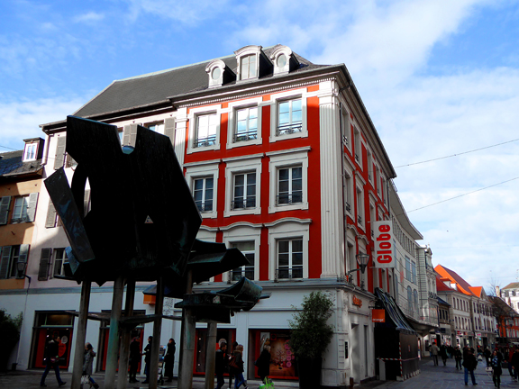 MAison natale du Capitaine, à l'angle de la Place de la Victoire et de la rue du Sauvage (logement au 1er étage)