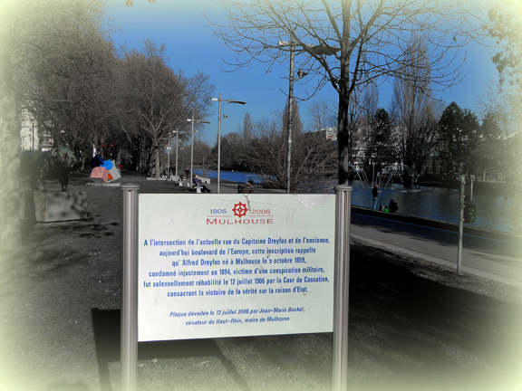 Panneau pour le 100ème anniversaire de sa réhabilitation au Nouveau Bassin de Mulhouse, à l'intersection de la rue du Capitaine Dreyfus et du Bld de l'Europe qui était l'ancienne rue du Capitaine Dreyfus.