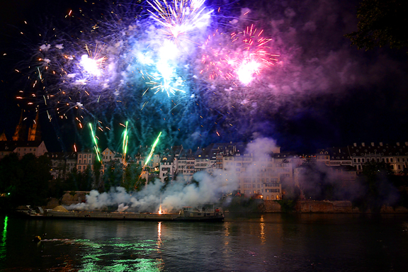 Feu d'artifice sur le Rhin à Bâle-Basel en Suisse