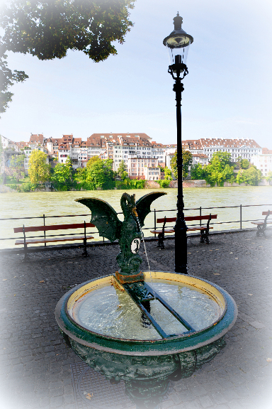 Fontaine Basilisk à Bâle au bord du Rhin