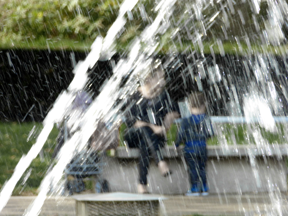 Derrière je jet d'eau du Nouveau Bassin de Mulhouse