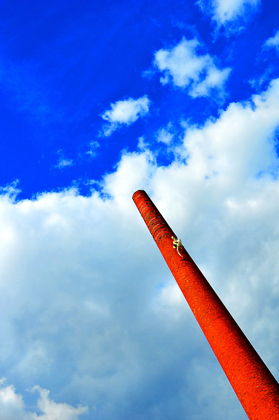 La cheminée de la tuilerie Lesage sur laquelle grimpe l'homme oiseau de Louis Perrin