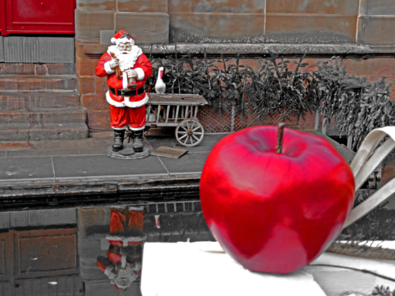 La pomme et le père Noël, Quai de la Poissonnière à Colmar 