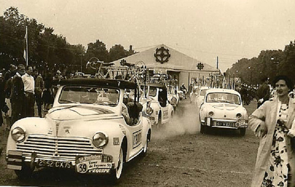 Voitures  de l'époque (que j'apprenais à réparer...) lors d'une étape du tour de France à Mulhouse