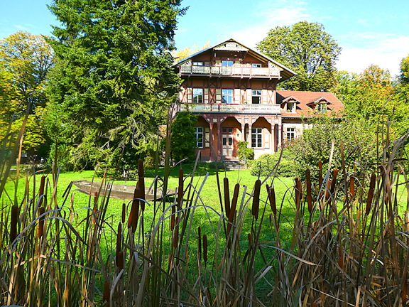 La maison de maître abrite les bureaux et les appartements,